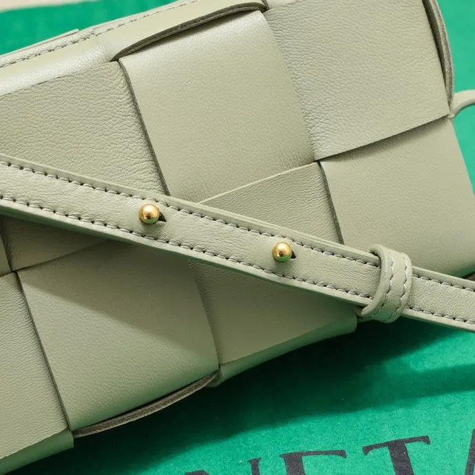 Batch 1120 Lazy and casual is the ultimate meaning of relaxation. Brick cassette has a unique quiet power, which is fashionable without losing aura🧩Classic weaving and neutral style can create a casual and high-end texture. The shoulder strap is adjustable and can be worn on one shoulder or under the armpit, and can be worn as a crossbody at will. Although it is a small size, it can actually hold a lot of belongings, and it is also very light~ This travertine green version of mine feels like it has given spring new vitality🍃 I will grab the versatile item first! Style number: 6816# Size: 18*9*3.5cm